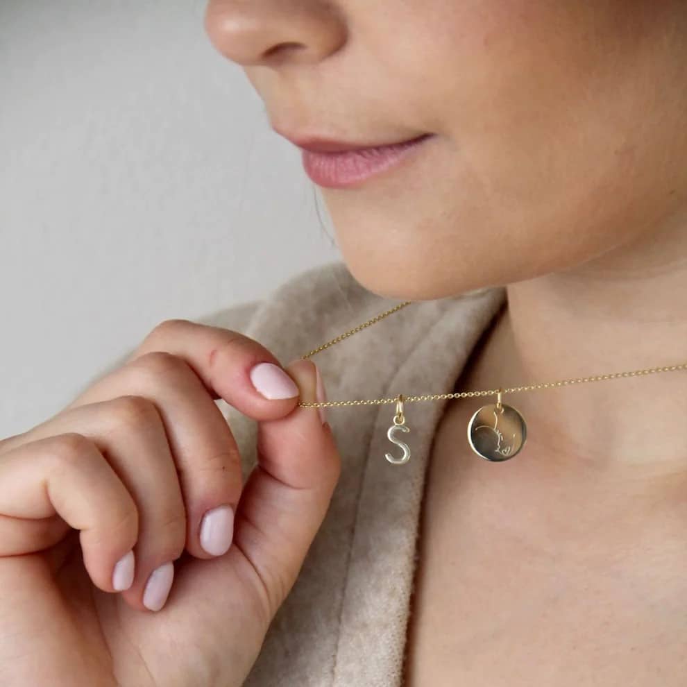 Initial M – Bild 6