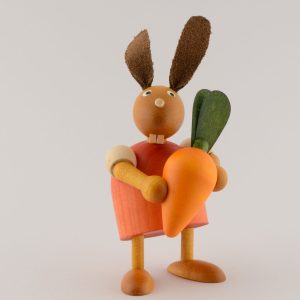 Hase klein mit Möhre