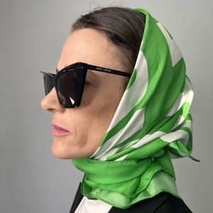 Knallgrünes Seidentuch “Selflovegang” aus oeko-tex®-zertifizierter Seide