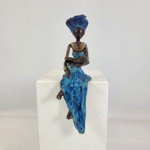Moogoo Creative Africa – Bronze-Skulptur “Petite femme assise” by Hamed Nikiema | Unikate Blau