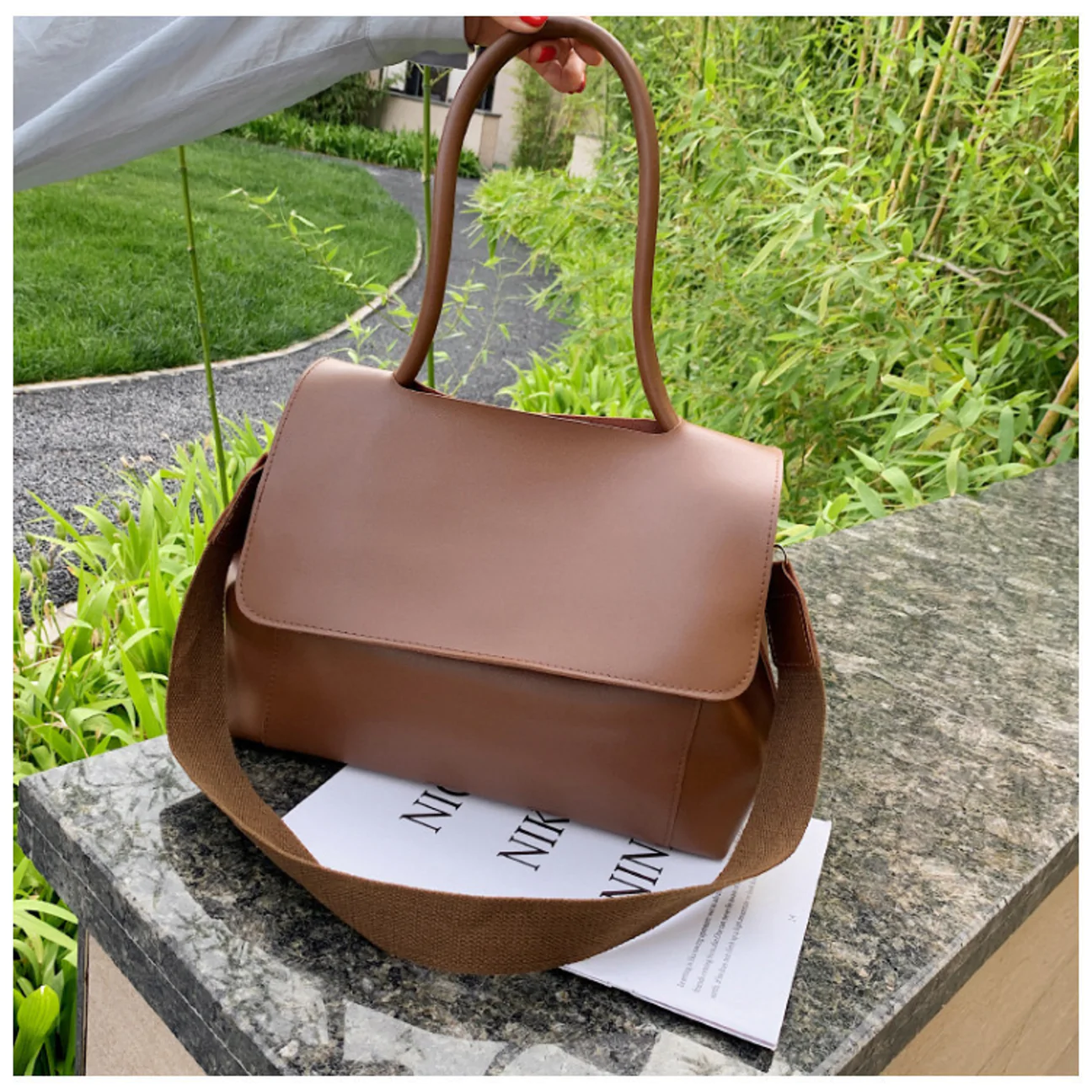 AnBeck ‘The Vintage’ mittelgroße Umhängetasche (Braun) – Bild 7