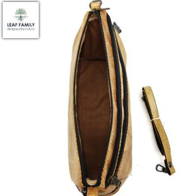 LEAF FAMILY – Vegane und nachhaltige praktische Handtasche zum Umhängen aus Teakblättern in BEIGE – Bild 2