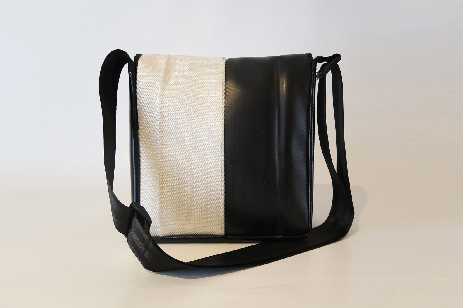 Tasche aus Feuerwehrschlauch S Hochkant – Bild 2